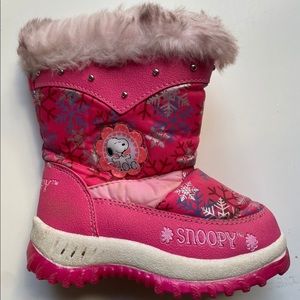 Snoopy winter boots size 8.5 toddler girl